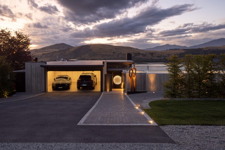Lake-House_roadside-entry_Simon-Devitt_1---NO-HOUSE-NUMBER-NO-NUMBERPLATES