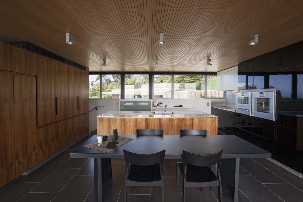 The dining and kitchen area are now closely connected. Photograph by Russell Kleyn. 