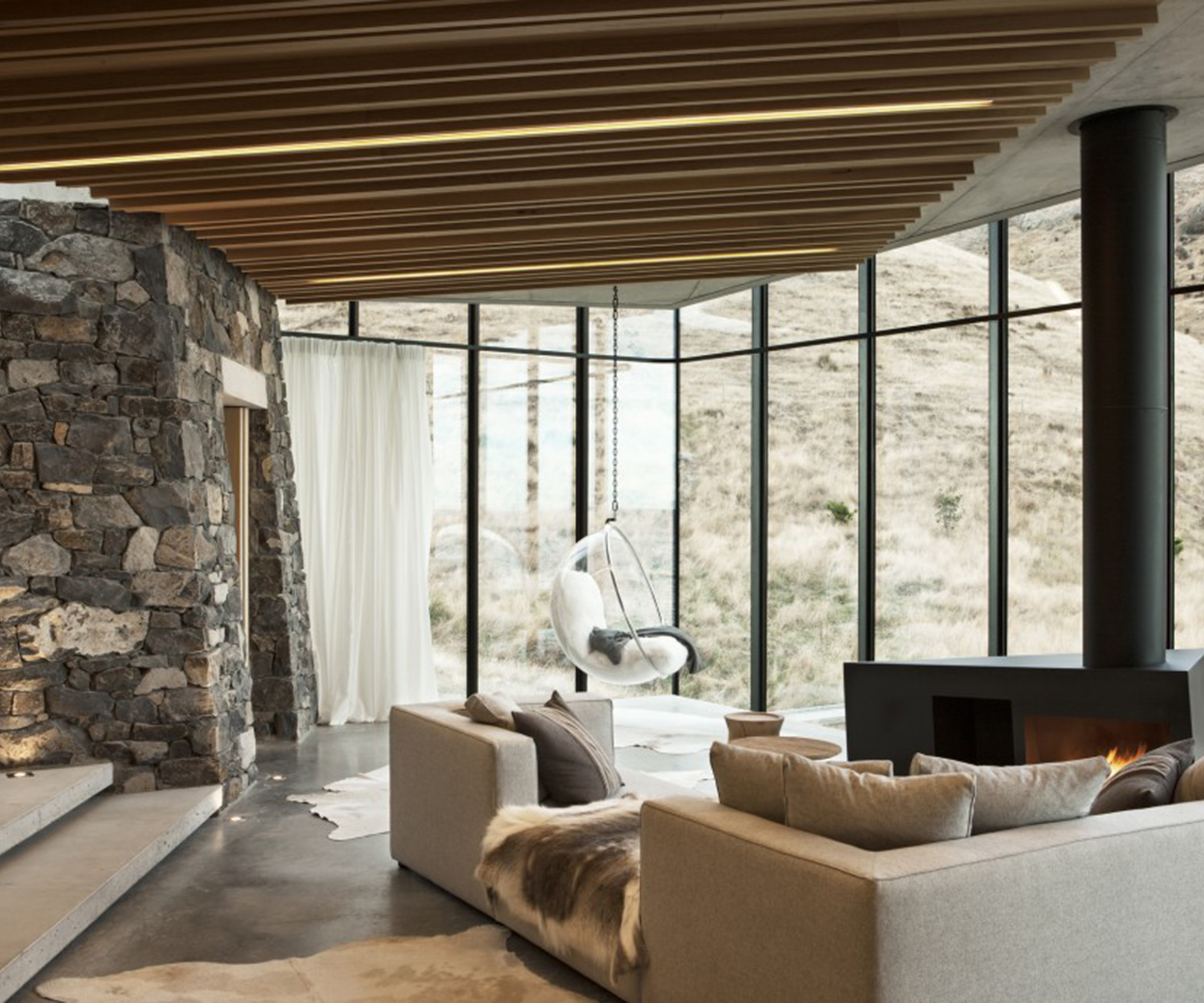 The home’s simple living space features a fireplace by Pattersons and a ‘Bubble’ chair by Eero Aarnio.