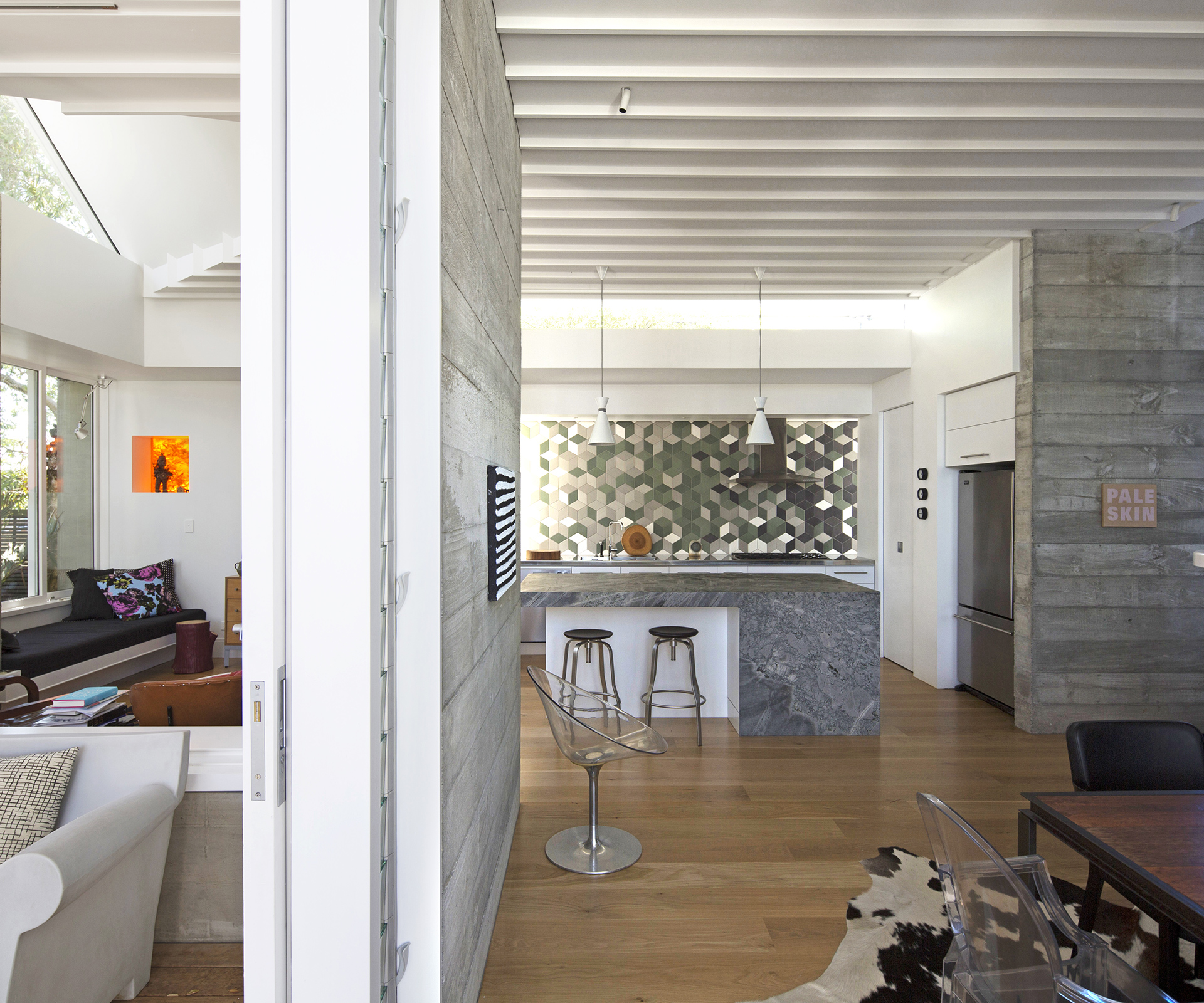 Architect Malcolm Walker describes the clever effect John conceived with the splashback tiles as “amazing”. The ‘Giro’ stools by Fabio Bortolani for Lapalma are from ECC.