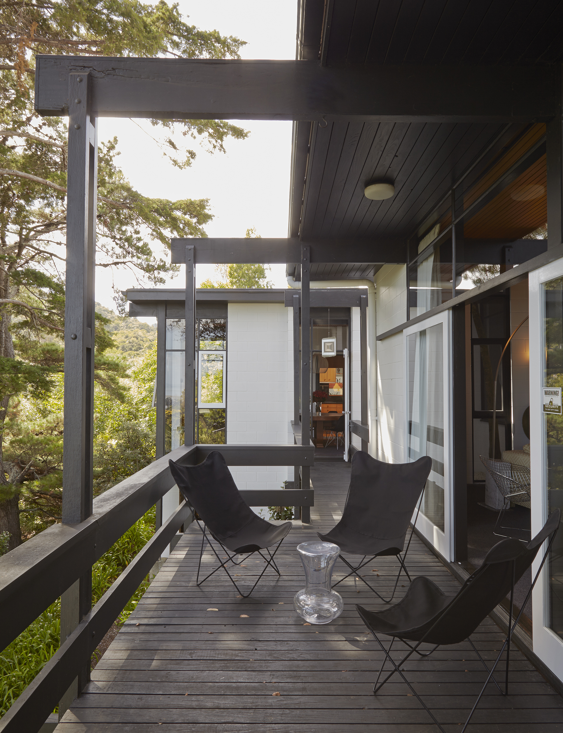 The terrace off the living room feels as if it suspended in the trees over the valley, and is furnished with ‘Butterfly’ chairs and a side table from Magis. 