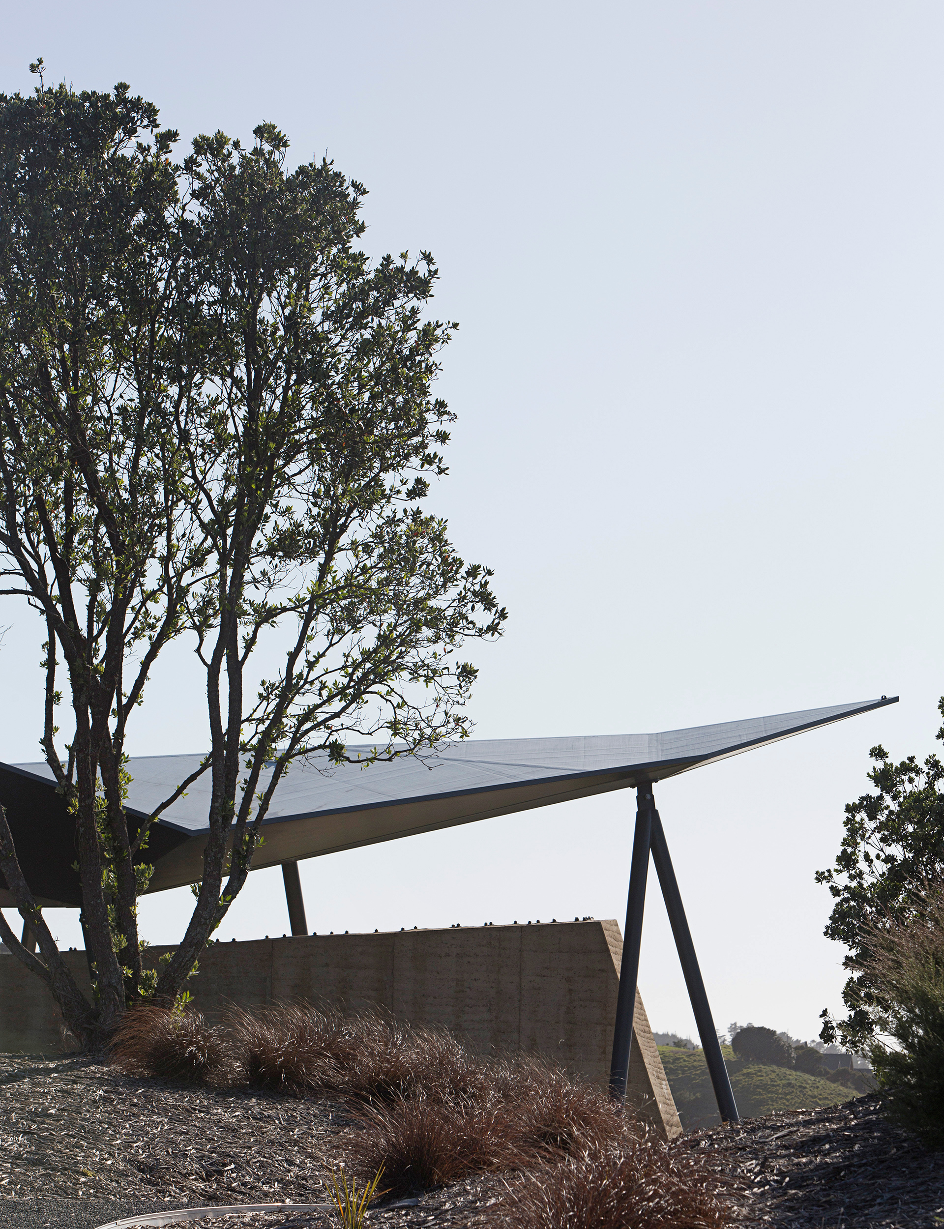 The striking roof, which resembles a note that’s been folded, then unfolded, is made of composite carbon fibre and foam.