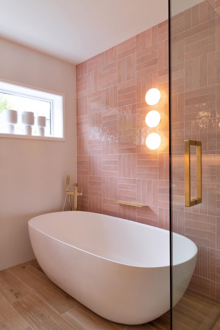 5 Ripon Bathroom 08 Full bath with glow